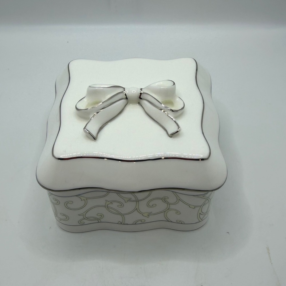 Wedgwood Celestial Platinum Bone China Trinket Ring Bearer Wedding Ring Holder‎